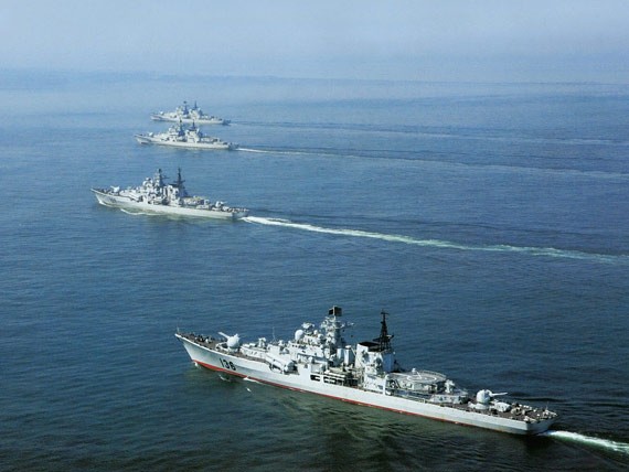 Ngoại giao Nhật Bản đối mặt với tranh chấp lãnh thổ ở biển Hoa Đông, đảo Senkaku. Trong hình là Hạm đội Đông Hải của Trung Quốc tập trận